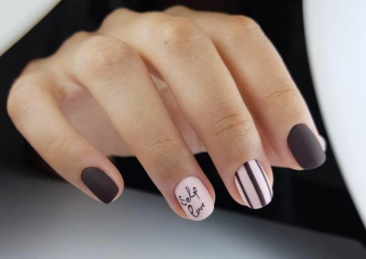 Маникюр с вертикальными линиями
