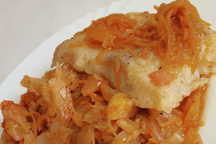 Тушеный морской окунь с капустой