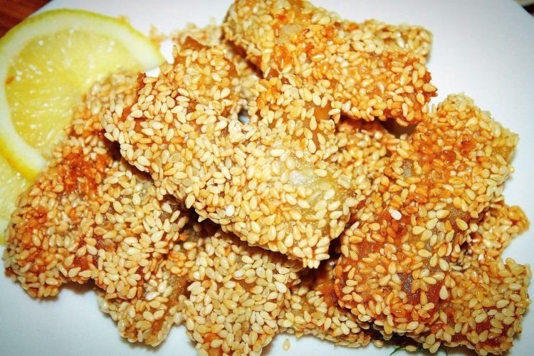 Морской окунь в кунжуте