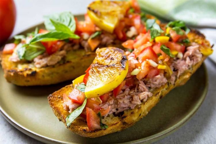 Бутерброды с тунцом и сальсой