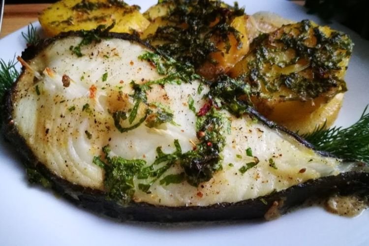 Зубатка с зеленью на сковороде