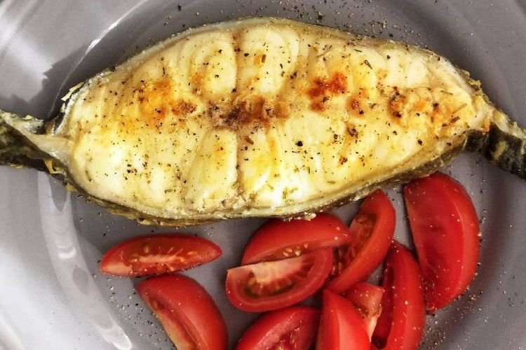 Стейк из зубатки в сметане