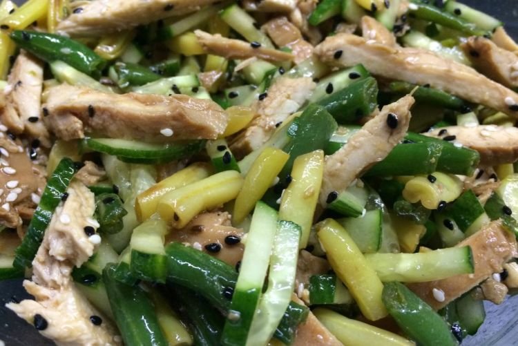 Салат с курицей и стручковой фасолью