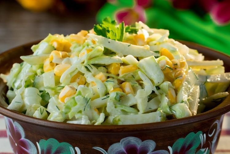 Салат из молодой капусты с яйцами