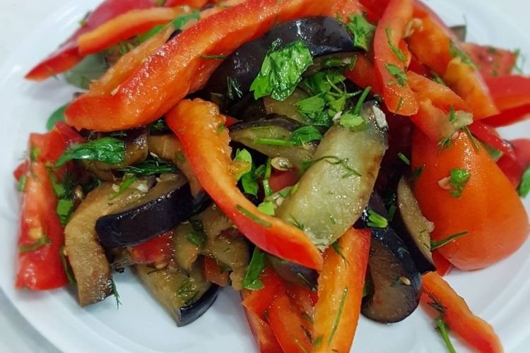Летний салат с баклажанами