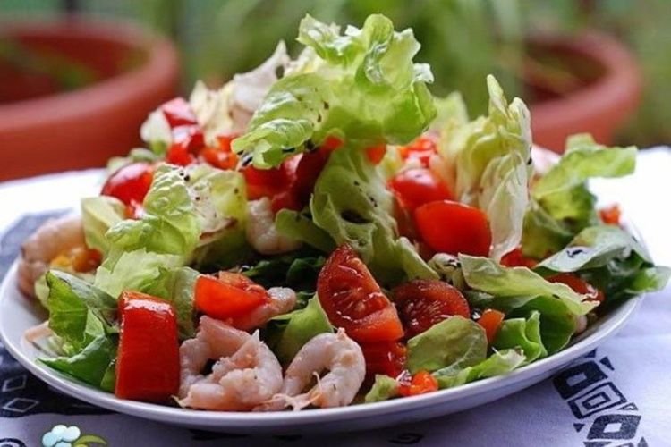 Овощной салат с креветками