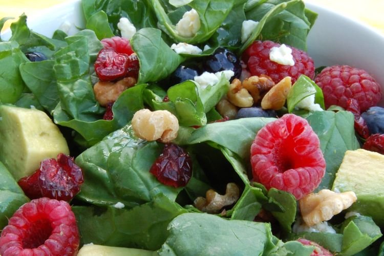 Салат со шпинатом и малиной