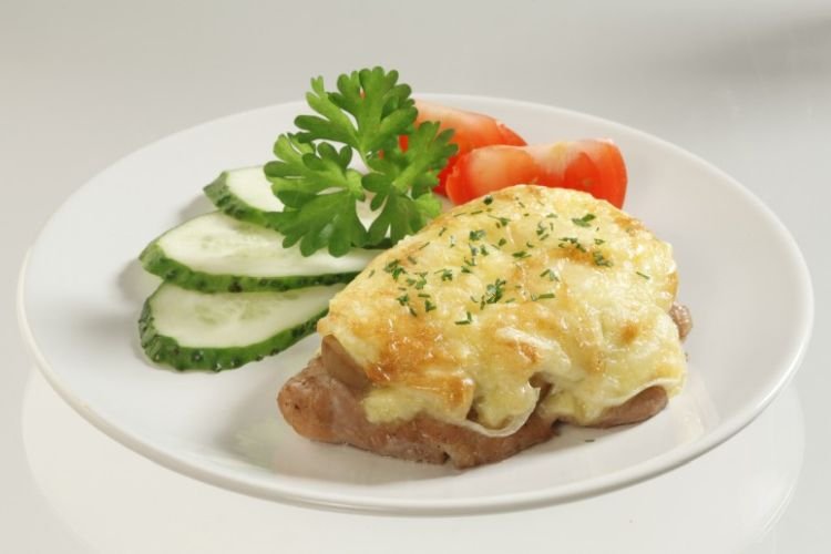 Свинина по-французски с орехами и гранатовым соусом