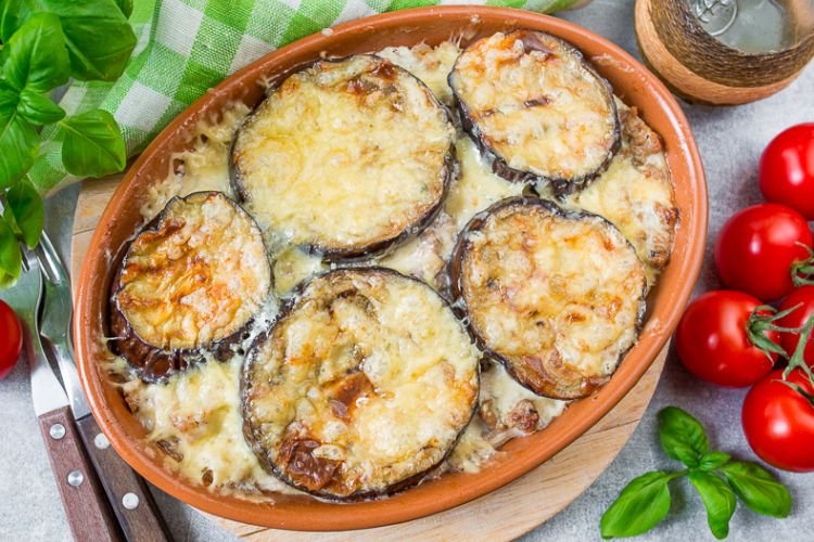 Свинина по-французски с баклажанами и чесноком