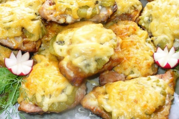 Свинина по-французски с киви и картофелем