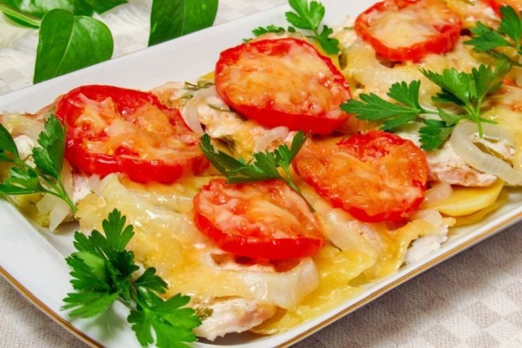 Свинина по-французски с луком и помидорами