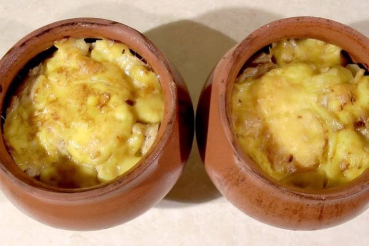 Свинина по-французски в горшочках