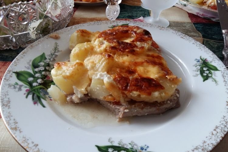 Свинина по-французски с ананасом