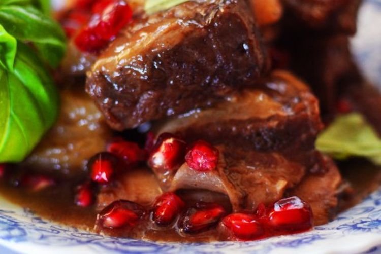 Баранина с гранатовым соусом в духовке
