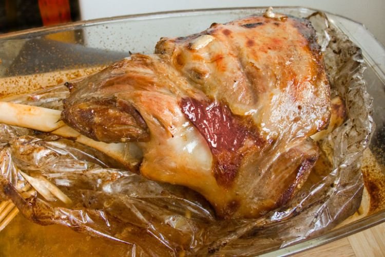 Баранья нога, запеченная в рукаве