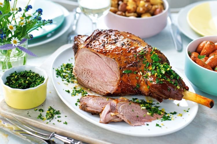 Баранья нога с имбирем, чесноком и соевым соусом в духовке