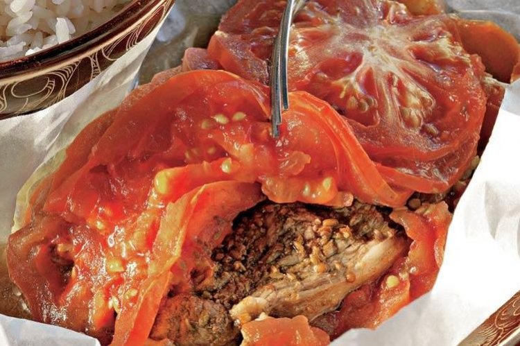 Баранья нога, запеченная с помидорами и пармезаном