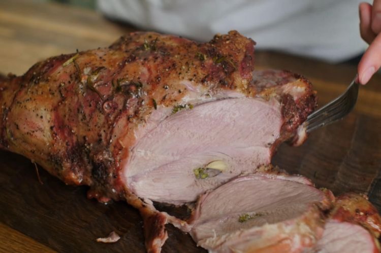 Баранья нога с анчоусами и чесноком в духовке