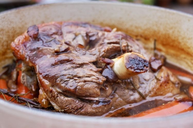 Баранья нога, запеченная со сливами