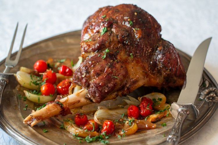 Баранья нога, запеченная с луком и помидорами