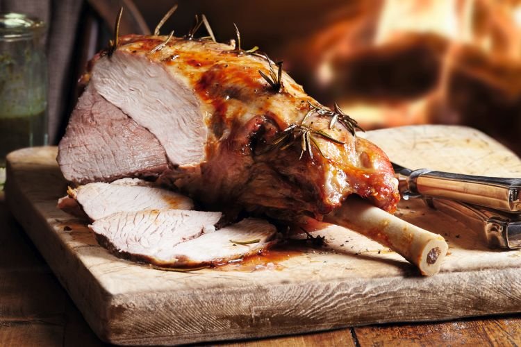 Баранья нога, запеченная в томатном соусе