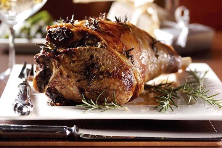 Баранья нога с розмарином в духовке