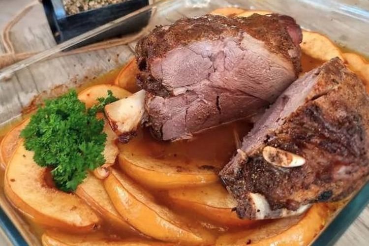 Баранья нога с айвой в духовке