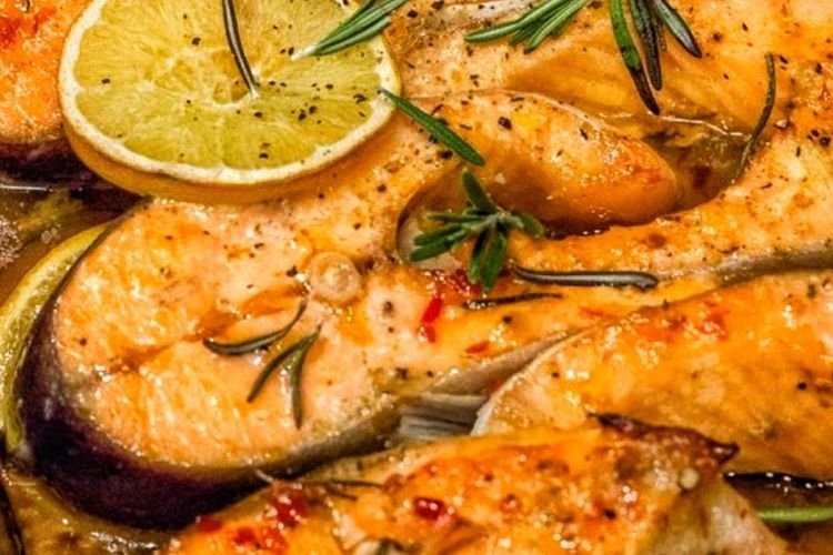 Горбуша с апельсинами, луком и морковкой