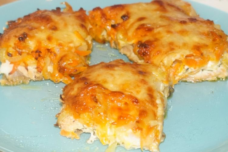 Горбуша с ананасами, морковью и луком