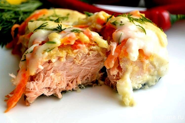 Горбуша, запеченная в чесночном соусе с луком и морковью