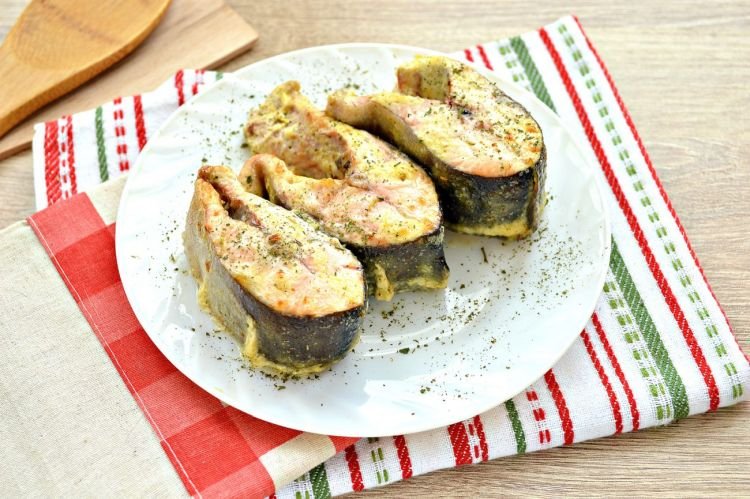 Горбуша с луком и морковкой в майонезно-горчичном соусе