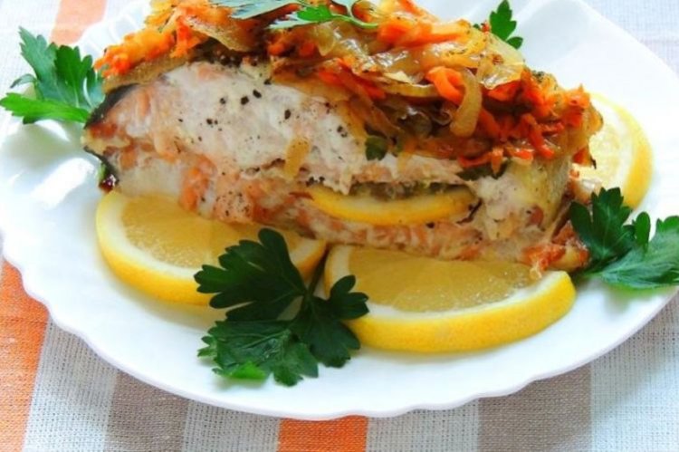 Горбуша с лимоном, луком и морковью в духовке