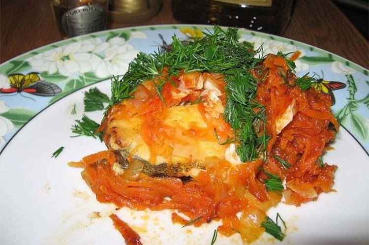 Горбуша с имбирем, морковкой и луком