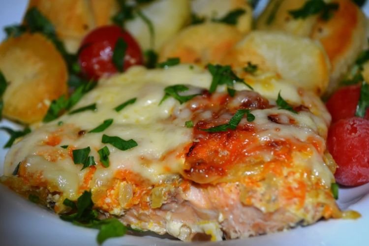 Горбуша с морковью и луком под сыром
