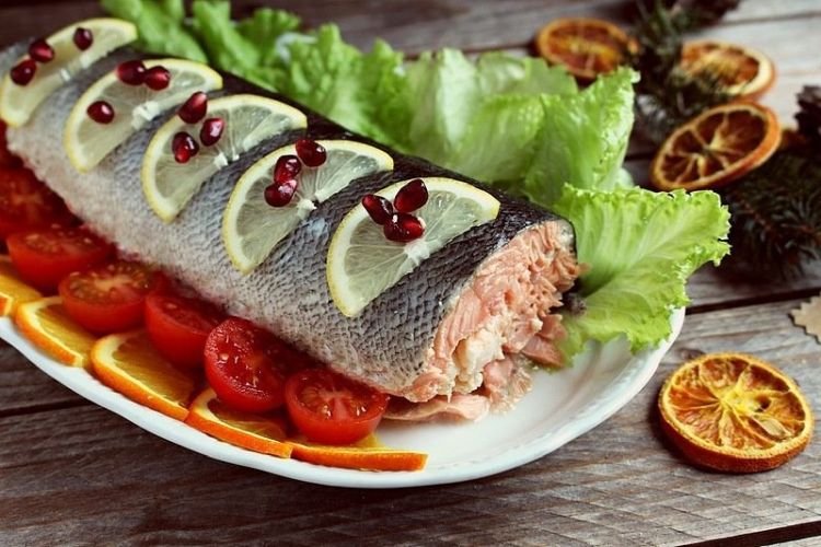 Горбуша, запеченная целиком с морковкой и луком