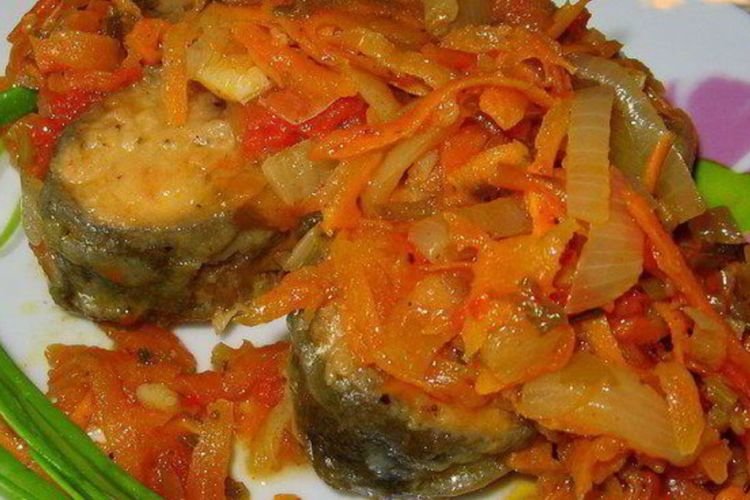 Пикантная горбуша с луком и морковкой