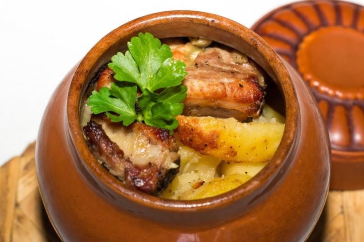 Жаркое со свиными ребрышками в горшочках