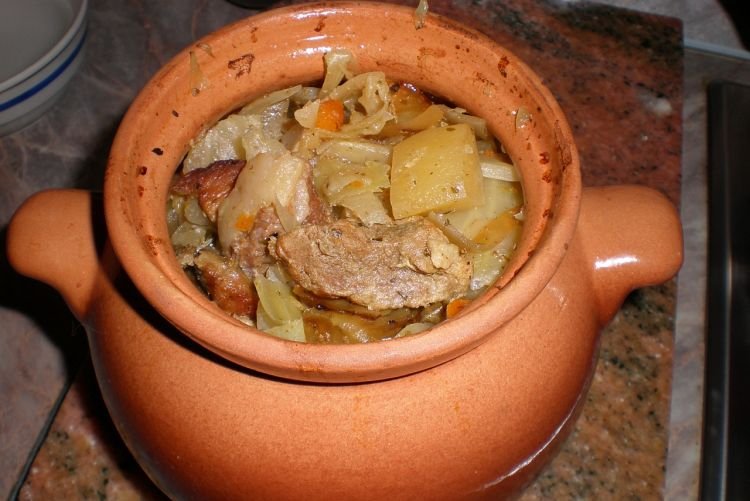 Жаркое из свинины, капусты и картофеля