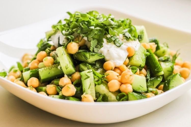 Огуречный салат с нутом