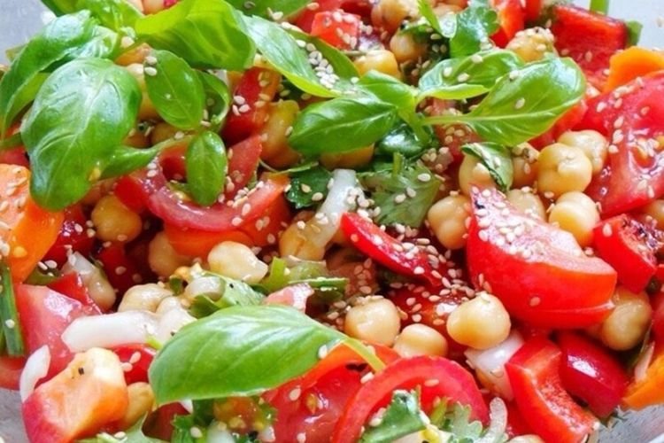 Салат с помидорами и нутом