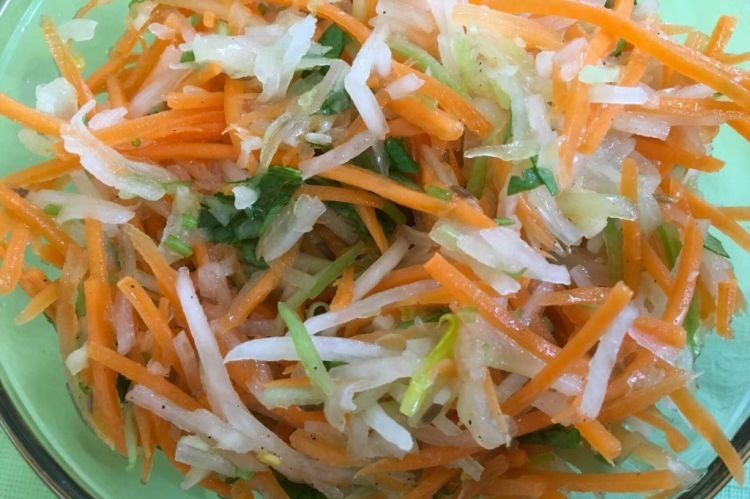 Салат с дайконом, морковью и яблоками