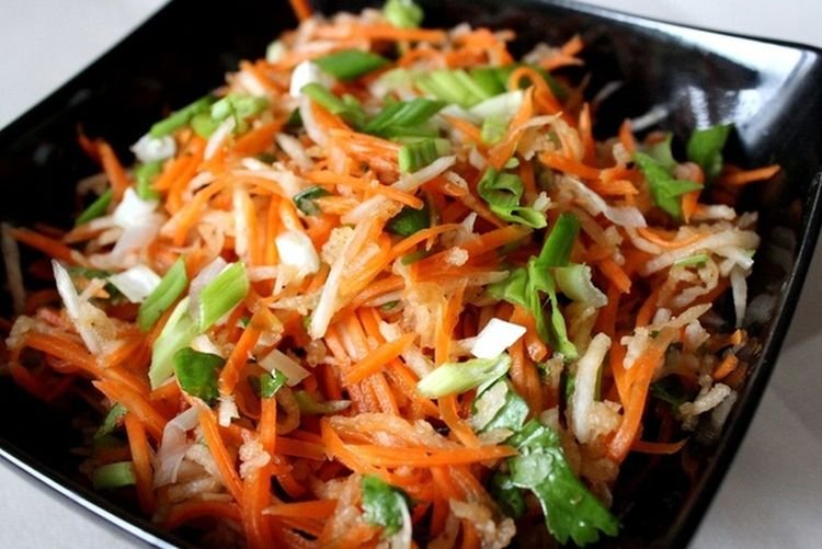 Салат из зеленой редьки и дайкона