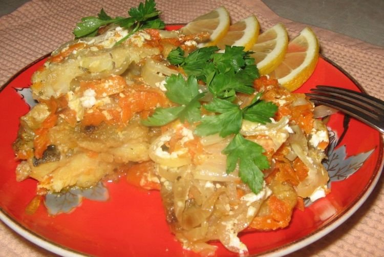 Тушеная камбала с овощами