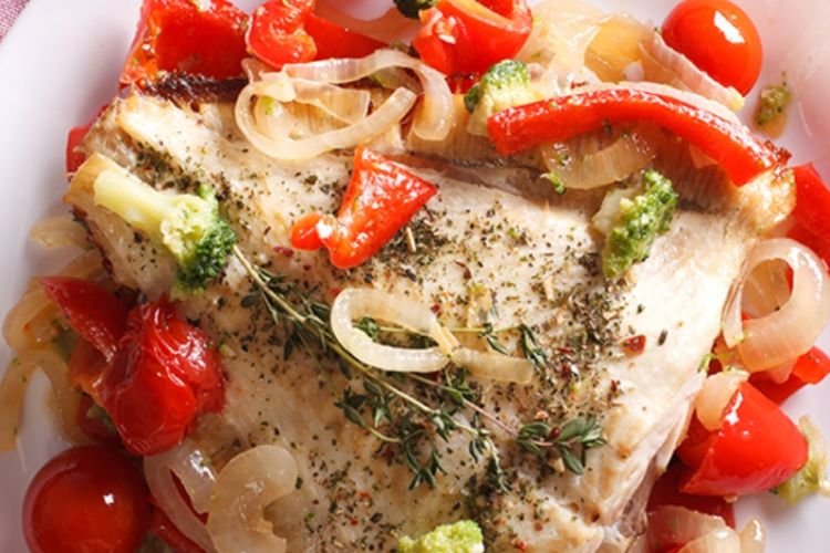 Камбала с овощами в духовке