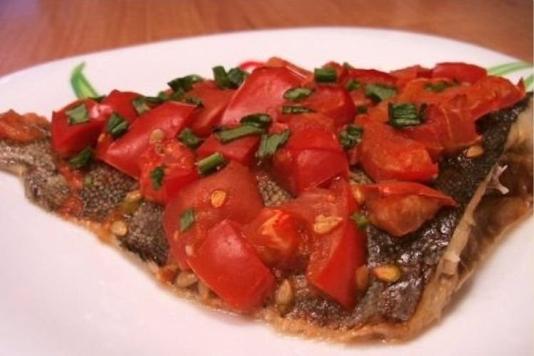 Камбала с помидорами в духовке