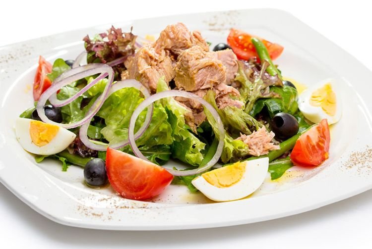 Нисуаз с консервированным тунцом