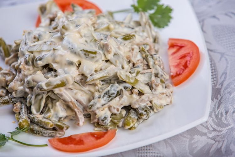 Салат с курицей и корнишонами