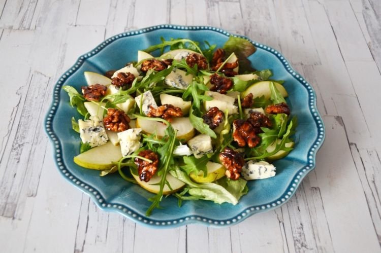 Салат со свежей грушей и голубым сыром