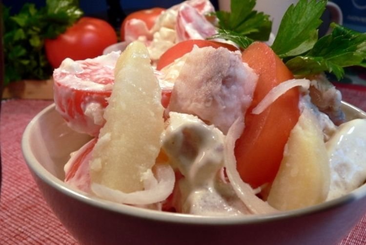 Салат с пангасиусом и помидорами