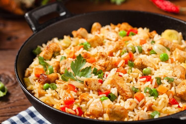 Рис с курицей и овощами на сковороде